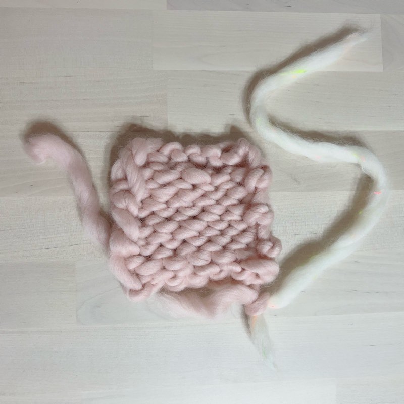 ピンクの毛糸と編み地　白い毛糸　糸始末のやり方
