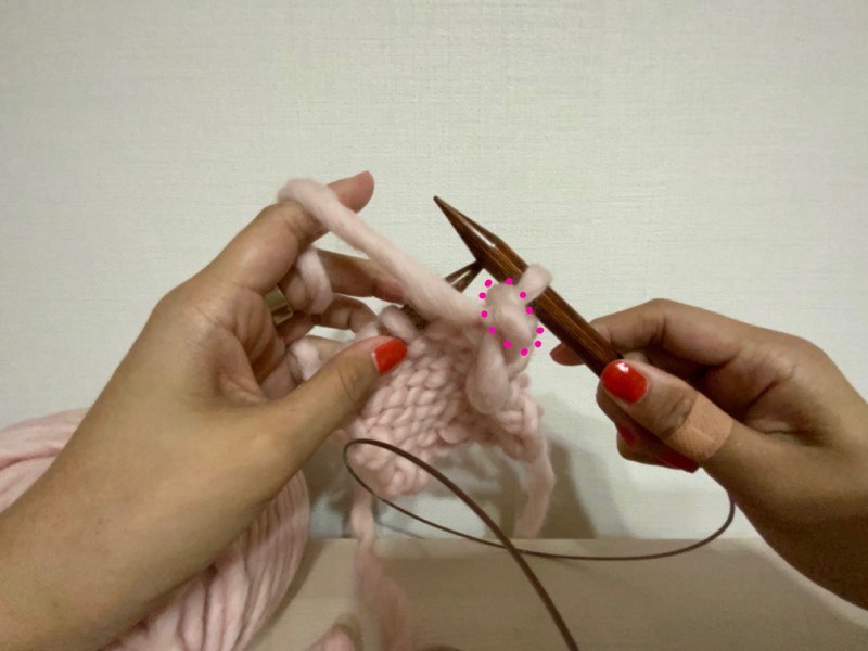 ピンクの毛糸　裏編み　伏せどめをしたろころ