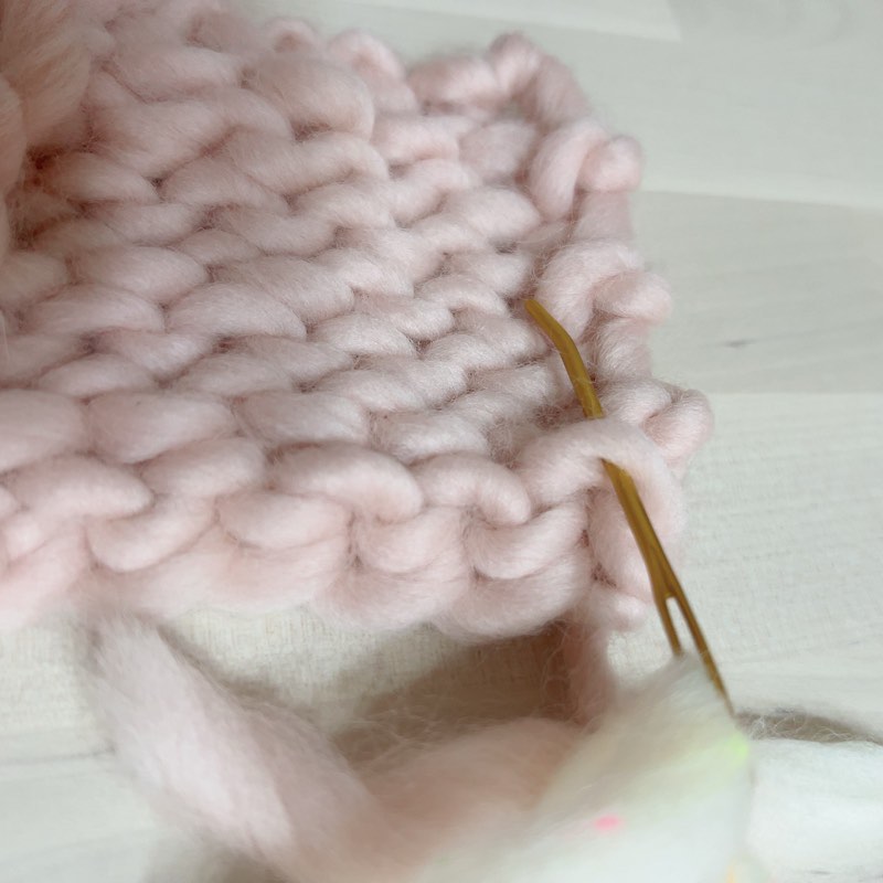 ピンクの毛糸と編み地　糸を割る糸と始末のやり方
