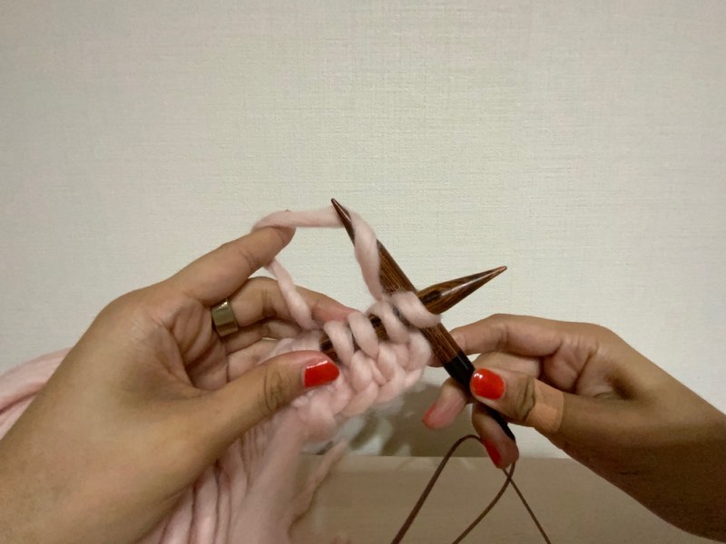 ピンクの毛糸　表編み　毛糸の引っ掛け方