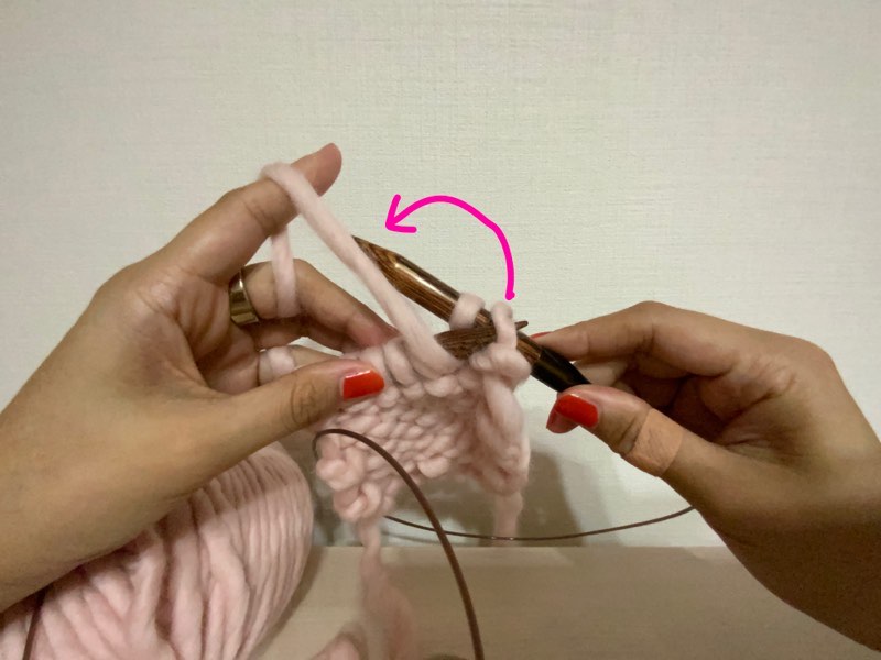 ピンクの毛糸　裏編み　伏せどめをしているところ