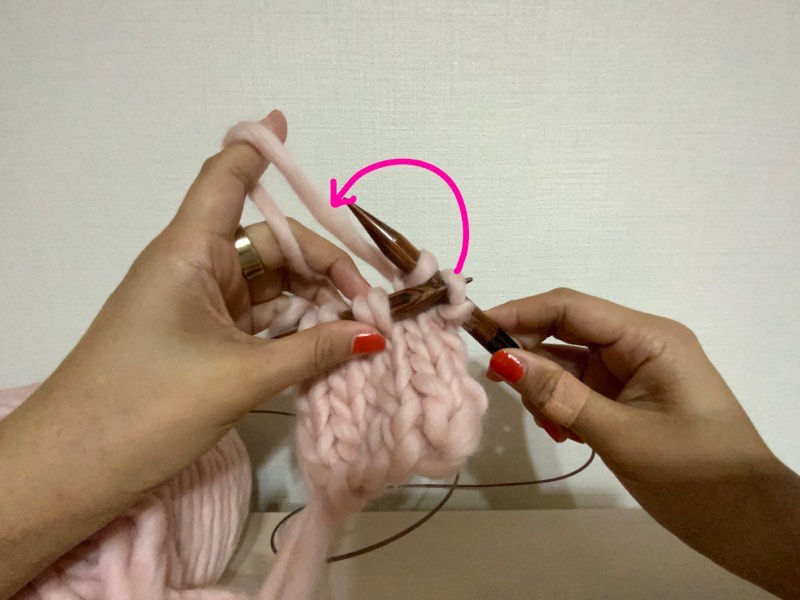 ピンクの毛糸　表編み　伏せどめをするところ