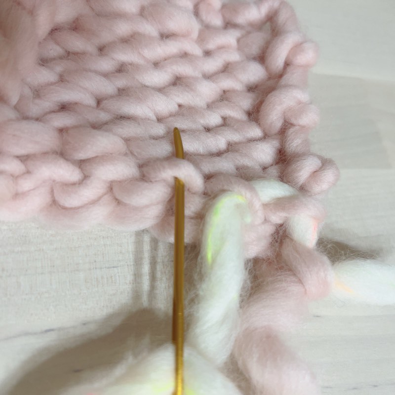 ピンクの毛糸と編み地　糸をわって糸始末　繰り返し