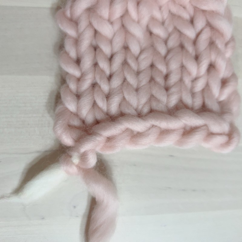 ピンクの毛糸と編み地　糸を割った糸始末の確認