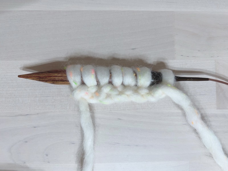 白い毛糸　作り目　1段かけたところ　反対側