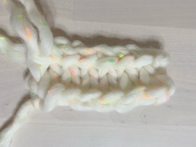 白い毛糸　共鎖の作り目　編み地
