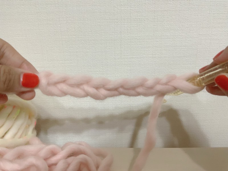ピンクの毛糸　手　かぎ針　鎖編みの表